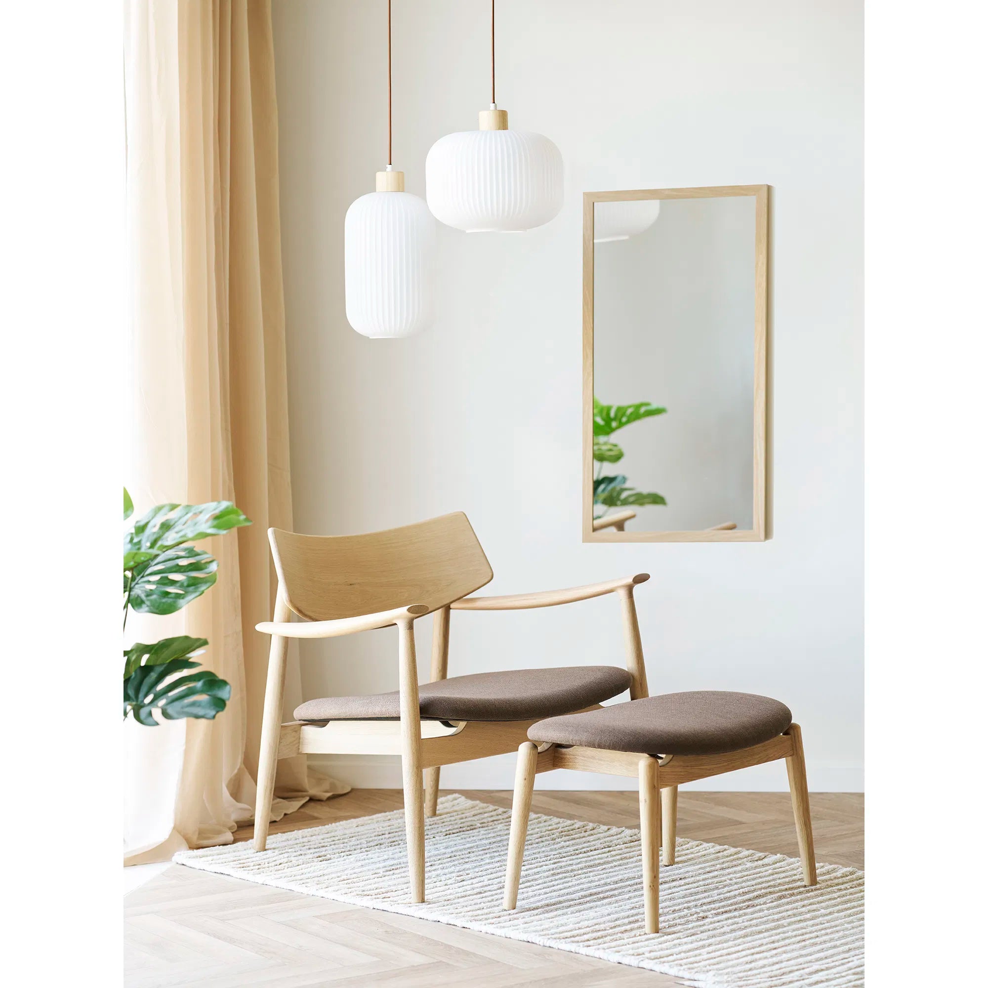 Designer fauteuil Agnar set met bijzetkruk van Eiken
