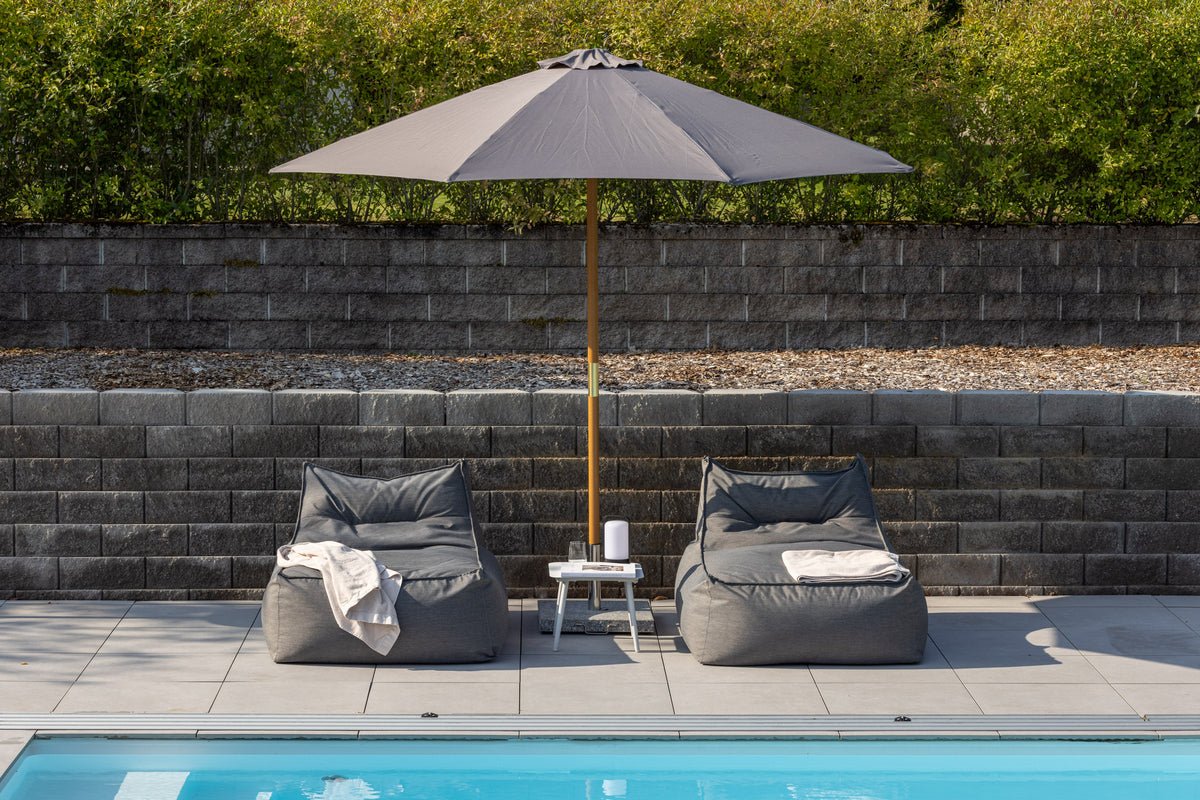 Parasol Frida – Ø300 cm in Grijs met houten frame van beuk