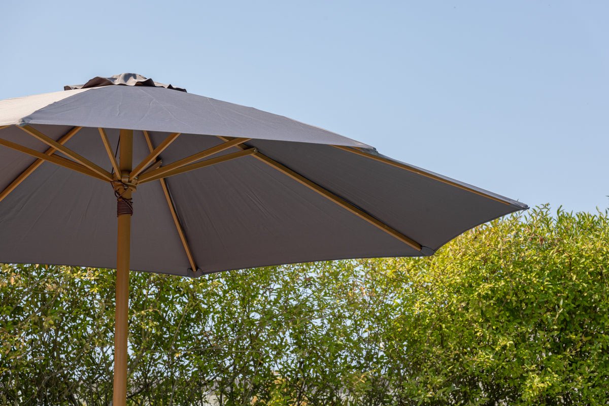 Parasol Frida – Ø300 cm in Grijs met houten frame van beuk