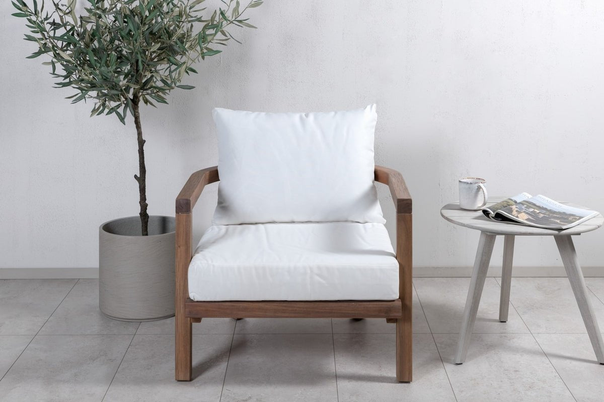 Fauteuil Robin - van bruin acaciahout met witte kussens