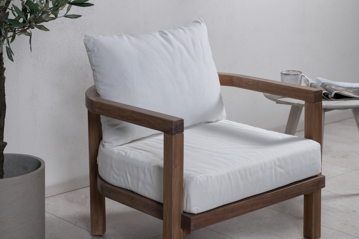 Fauteuil Robin - van bruin acaciahout met witte kussens