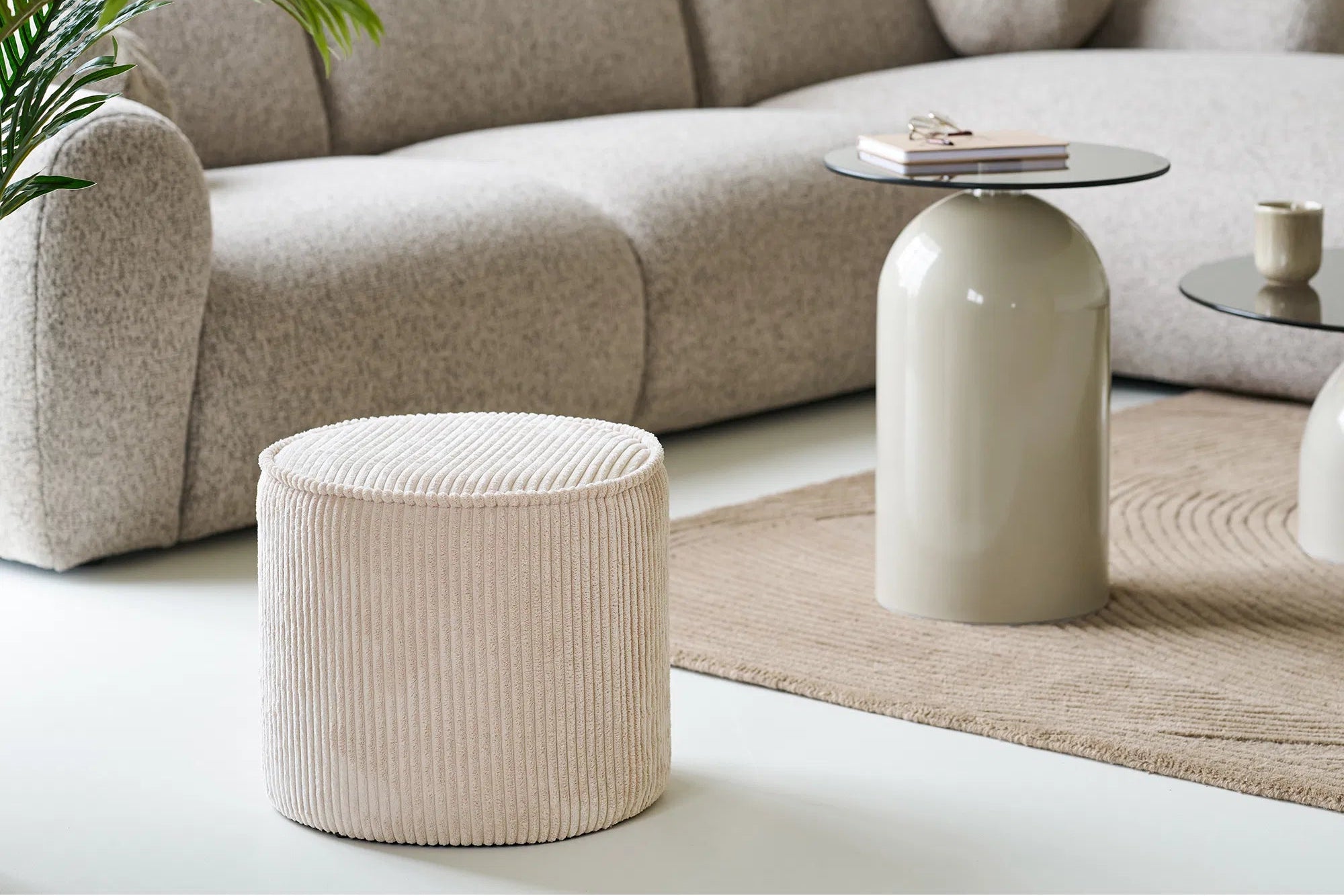 Hocker Nivara - Beige met kortfluweel uitstraling
