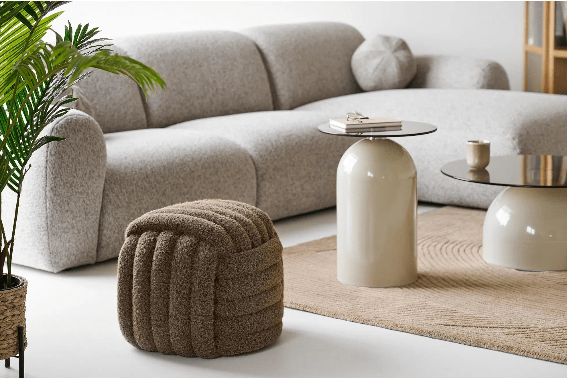 Bijzetkruk Velmira – Ronde kruk in knoopmotief Bruin