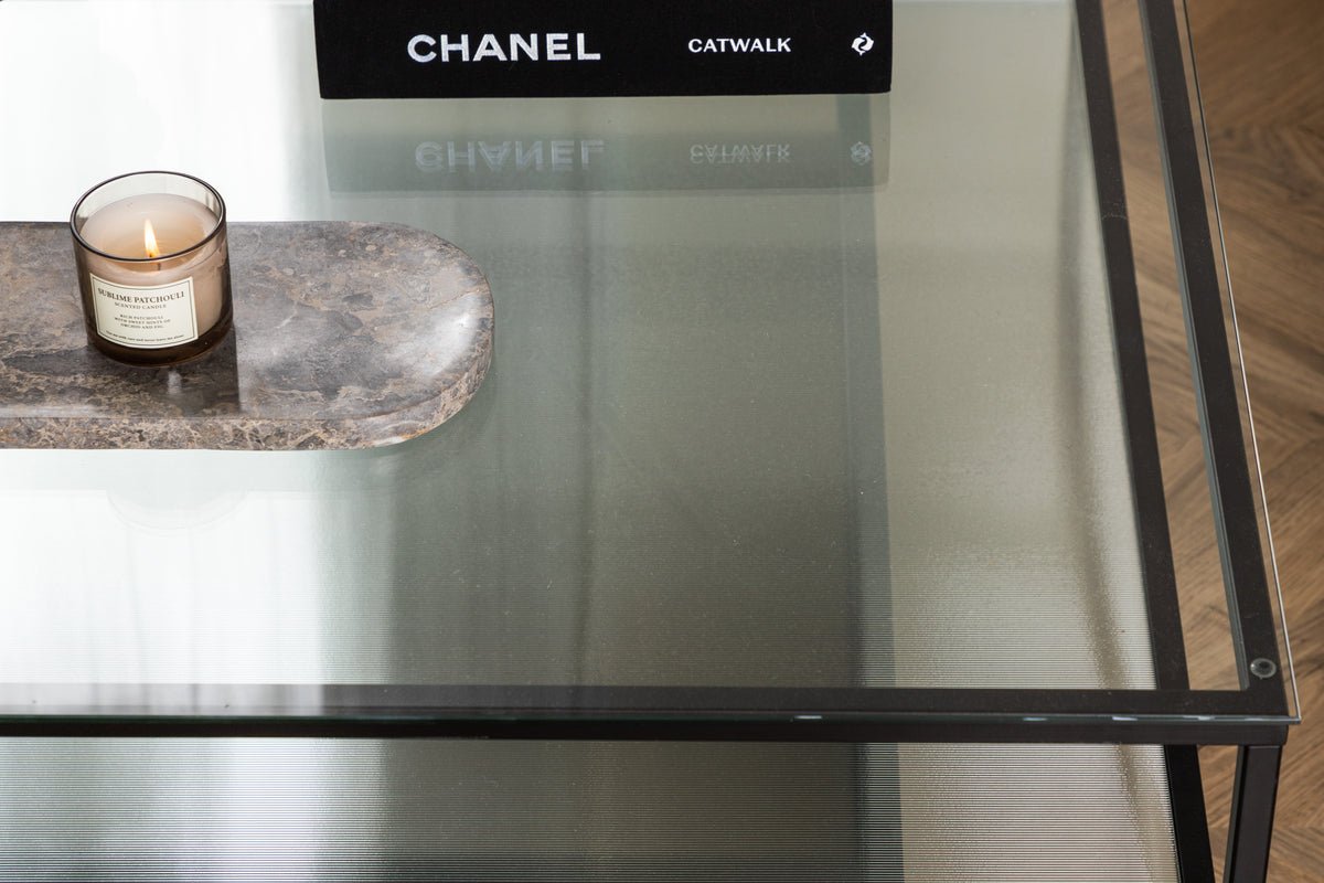 Salontafel Lanera - met glasoppervlakken en stalen corpus