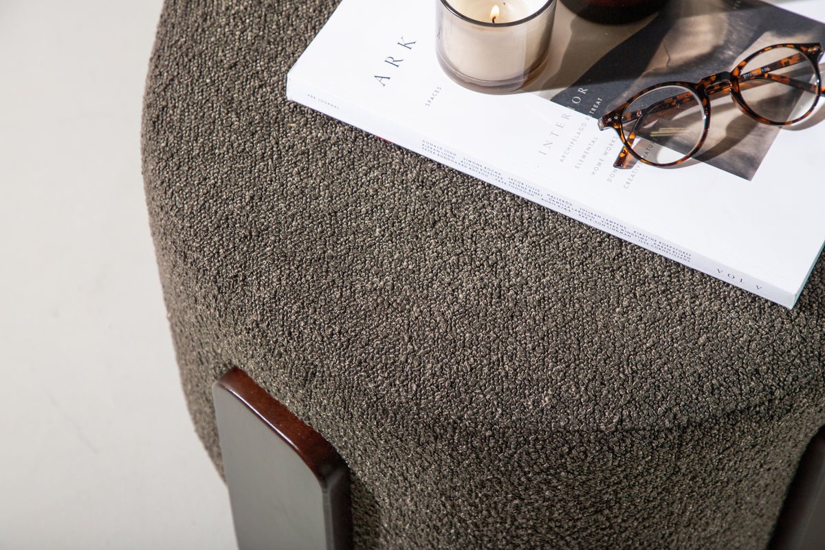 Bijzetkruk Carmelo – Ronde kruk in Bouclé Antraciet (Ø 50 cm)