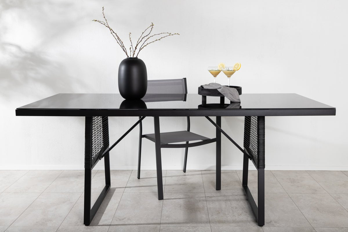 Tuin tafel Kaoni - een combinatie van zwart staal en donker glasplaat