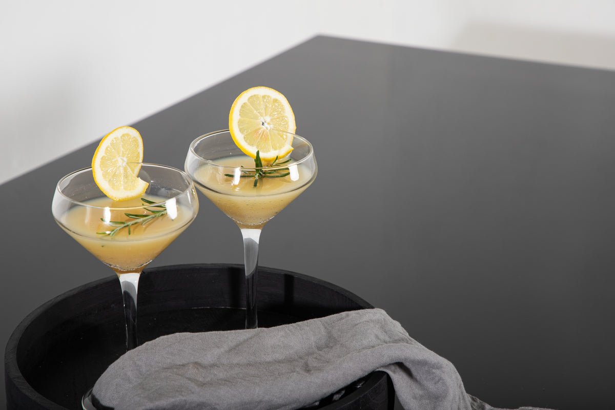 Tuin tafel Kaoni - een combinatie van zwart staal en donker glasplaat