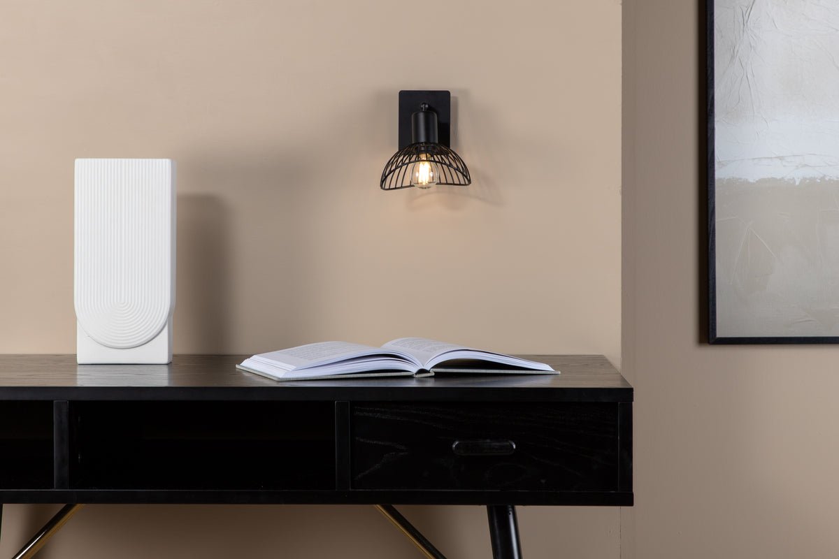 Wandlamp "Holger" – Afgeronde, zwarte stalen kap met elegante wandbeugel