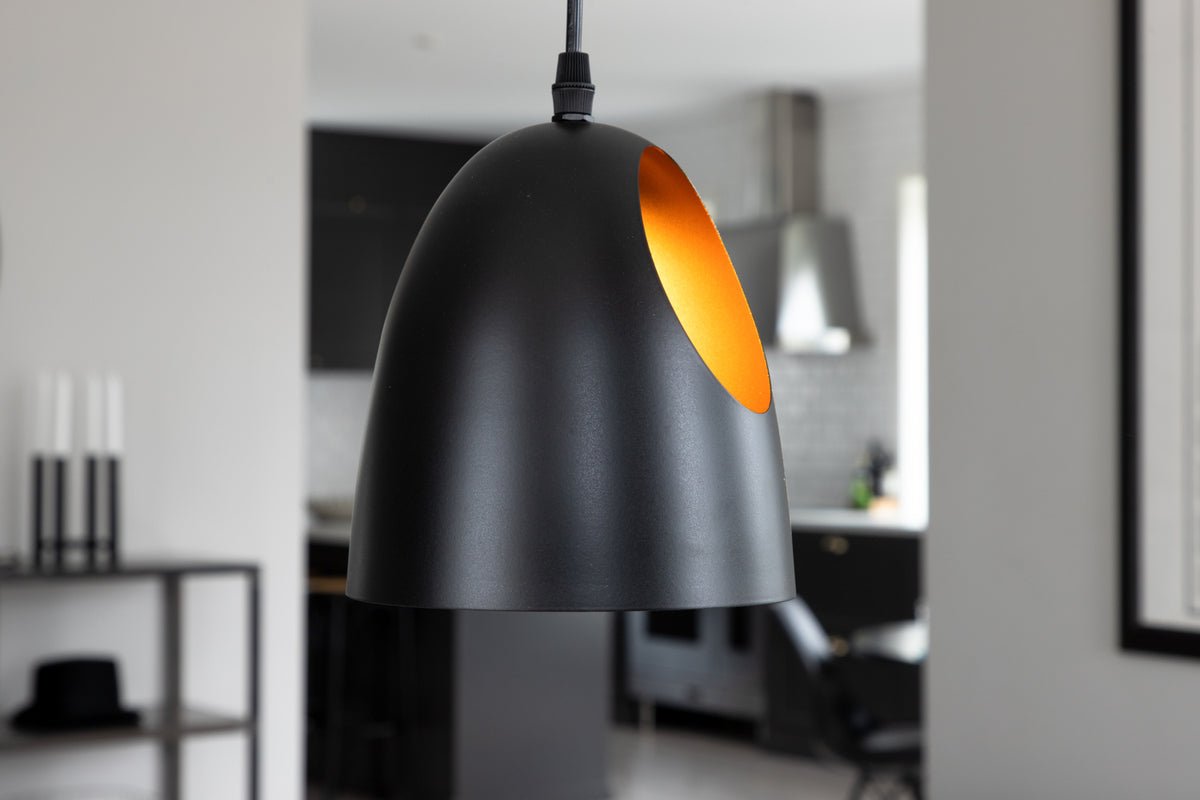 Hanglamp "Black Beauty" – Met elegant koperkleurig binnenontwerp