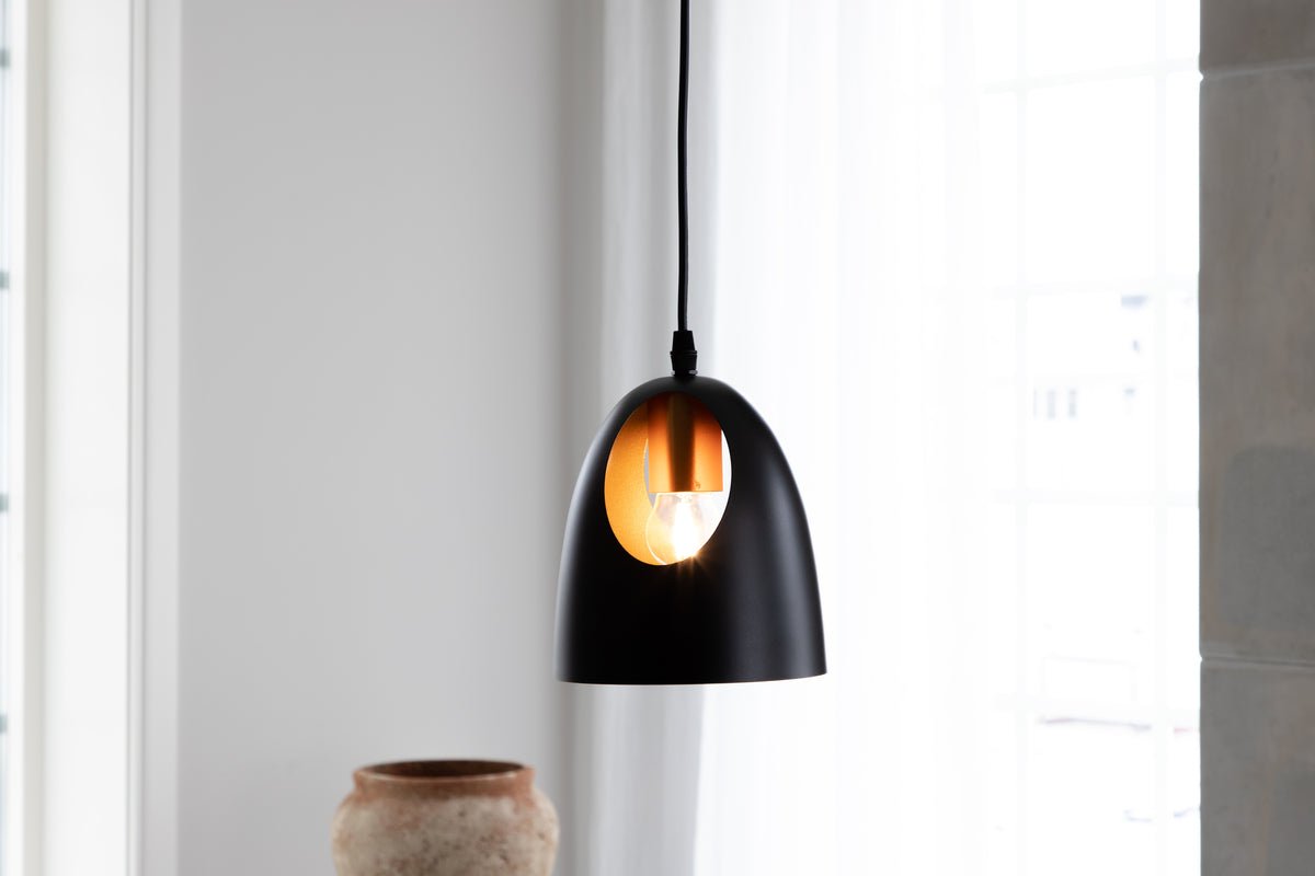 Hanglamp "Black Beauty" – Met elegant koperkleurig binnenontwerp