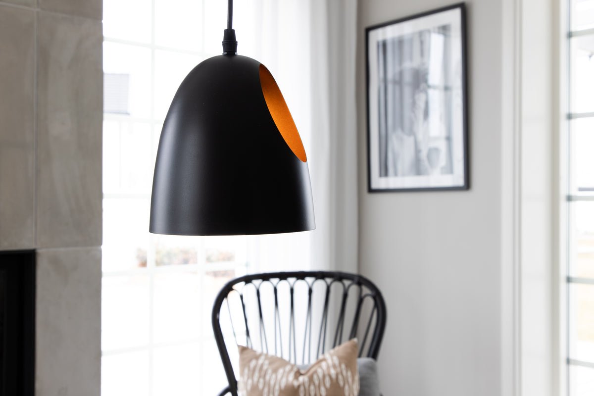 Hanglamp "Black Beauty" – Met elegant koperkleurig binnenontwerp