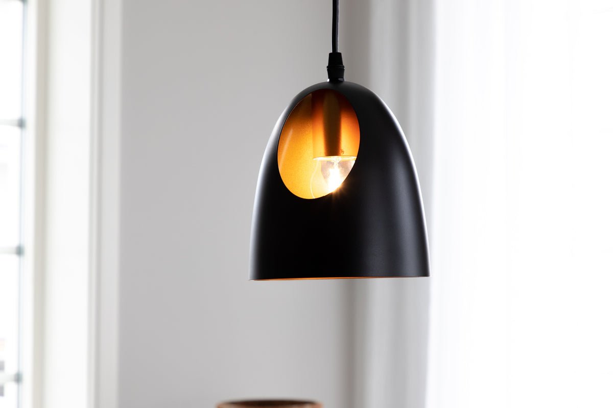 Hanglamp "Black Beauty" – Met elegant koperkleurig binnenontwerp