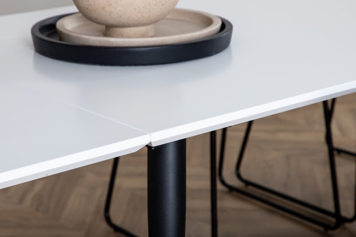 Eettafel Nepal - rechthoekige eettafel met stalen poten en wit tafelblad