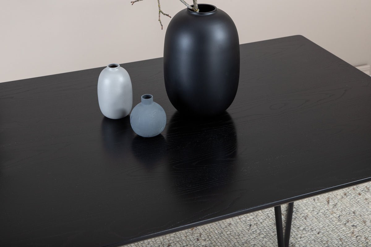 Eettafel Tanoa - een Scandinavisch geïnspireerd ontwerp met licht uitstaande poten