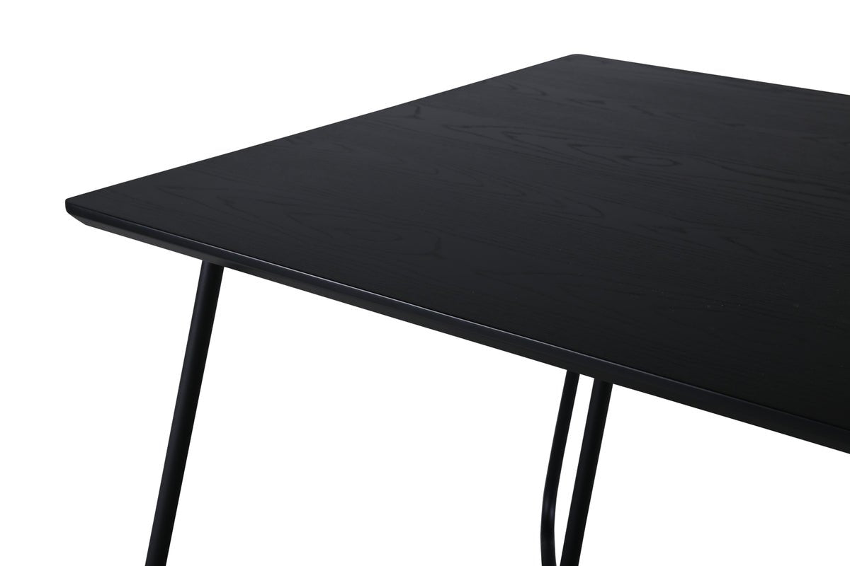 Eettafel Tanoa - een Scandinavisch geïnspireerd ontwerp met licht uitstaande poten