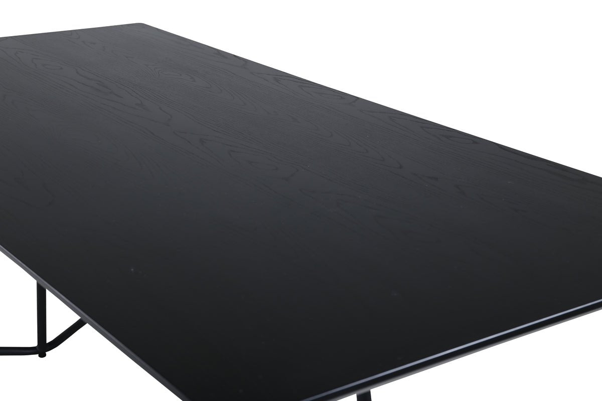 Eettafel Tanoa - een Scandinavisch geïnspireerd ontwerp met licht uitstaande poten