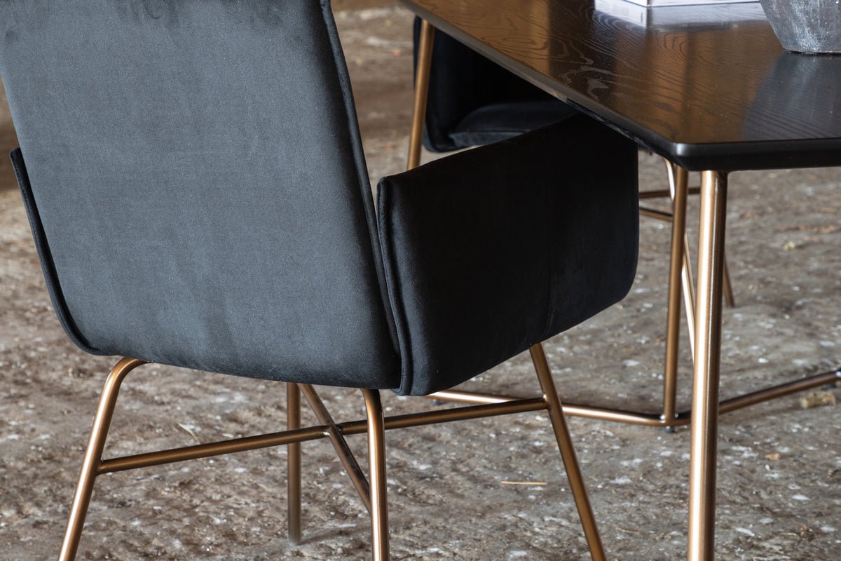 Eettafel Tanoa - een Scandinavisch geïnspireerd ontwerp met licht uitstaande poten