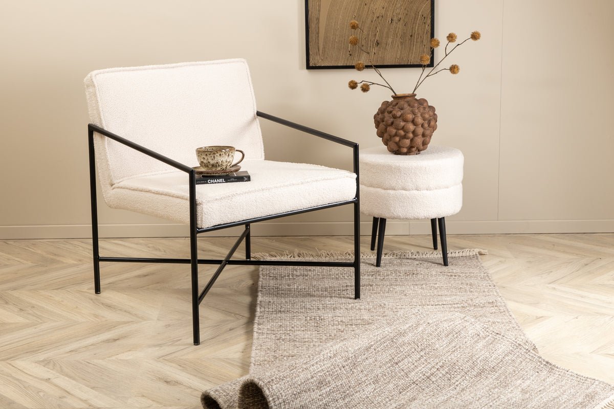 Designerfauteuil Lundra – gestoffeerde stoel in offwhite met zwart metalen frame