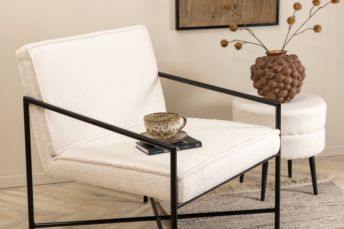 Designerfauteuil Lundra – gestoffeerde stoel in offwhite met zwart metalen frame
