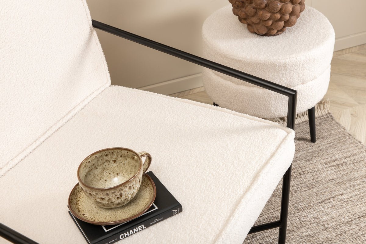 Designerfauteuil Lundra – gestoffeerde stoel in offwhite met zwart metalen frame