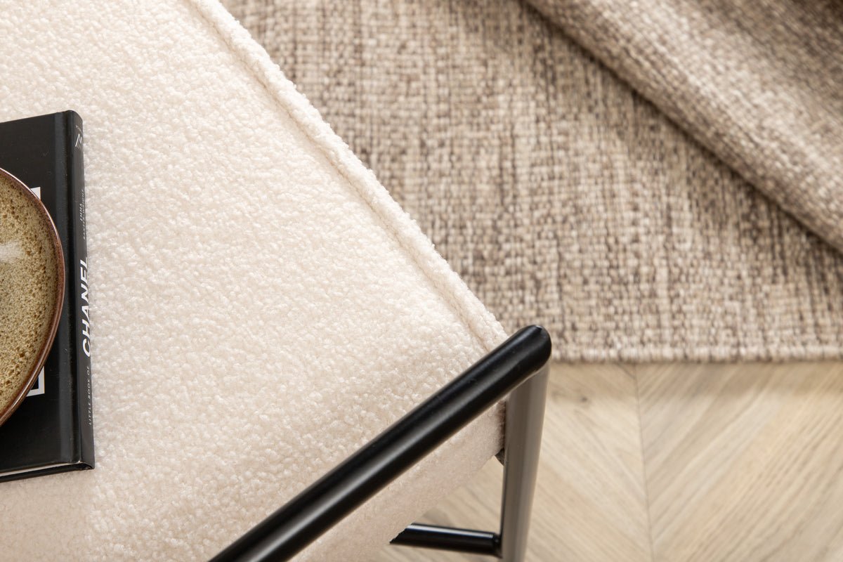 Designerfauteuil Lundra – gestoffeerde stoel in offwhite met zwart metalen frame