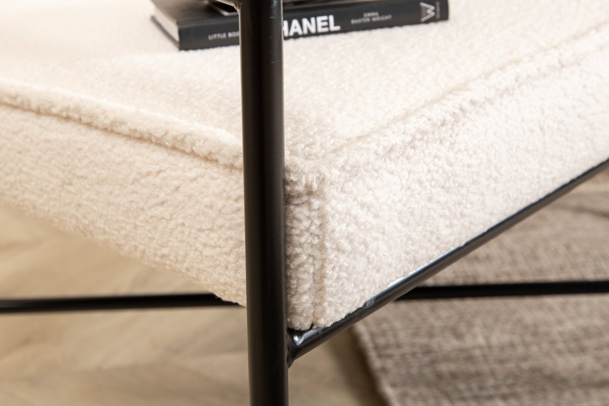 Designerfauteuil Lundra – gestoffeerde stoel in offwhite met zwart metalen frame