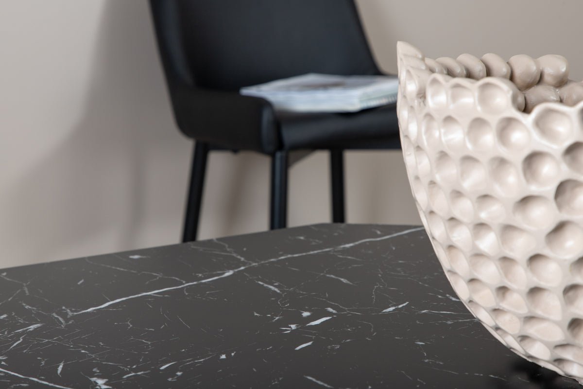 Eettafel Orani - rust op een robuust frame, dat stabiliteit en design combineert