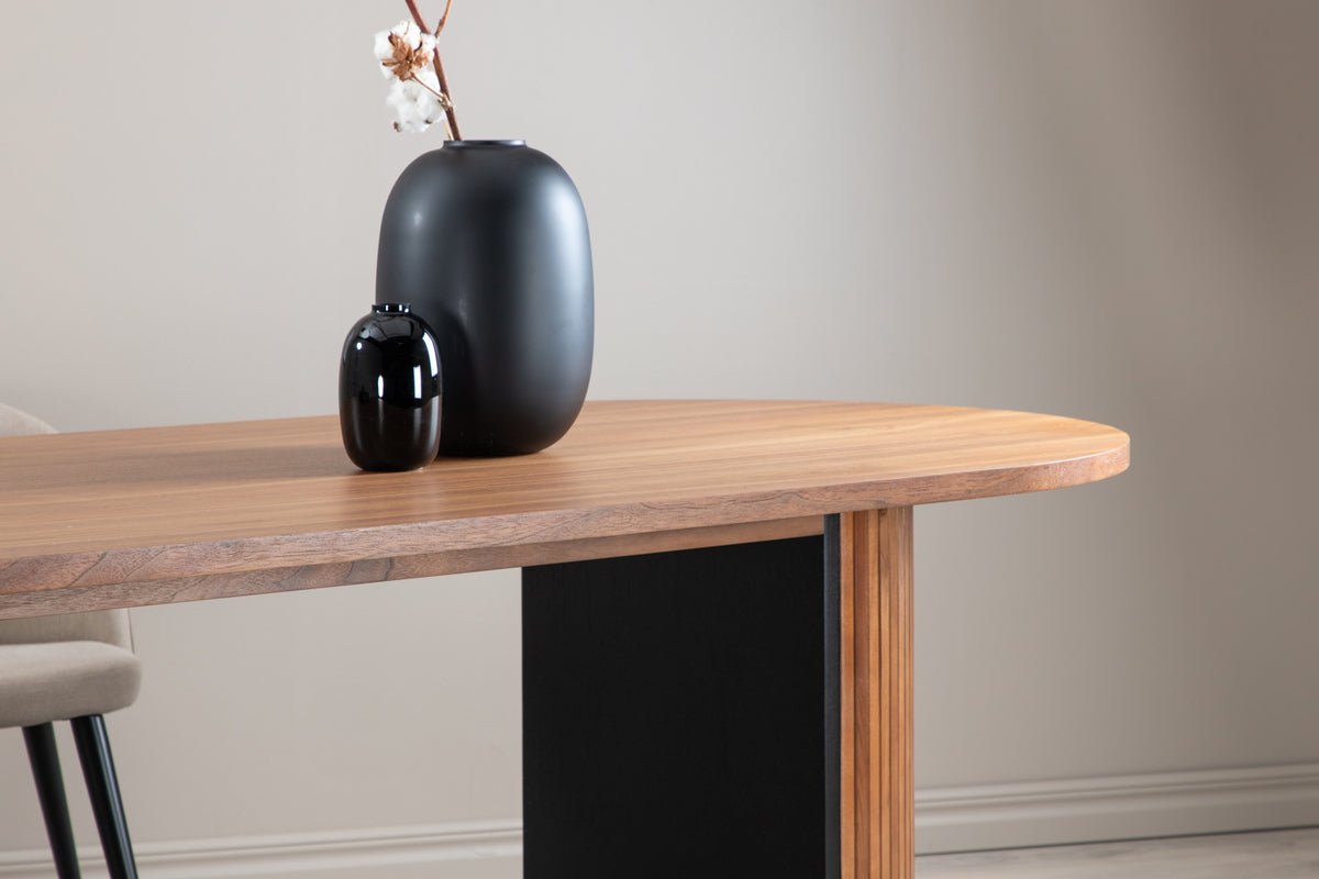 Eettafel Moani - met robuust frame in geribbeld ontwerp