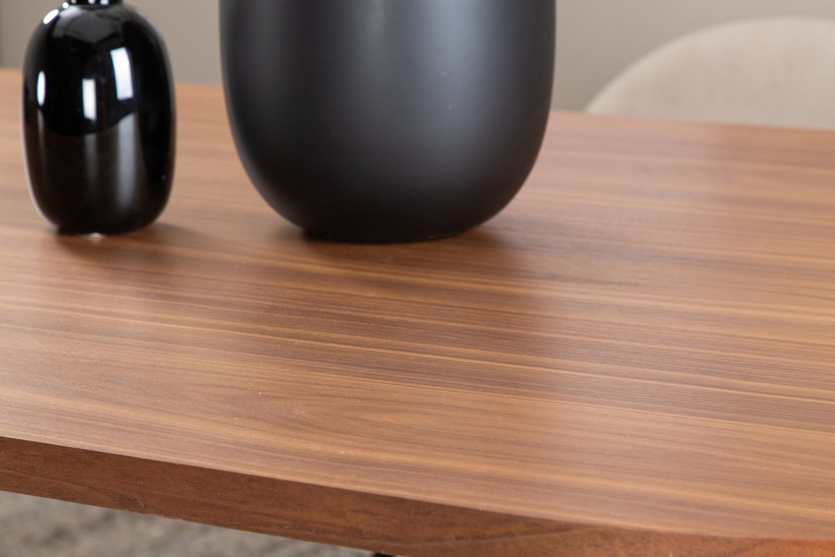 Eettafel Moani - met robuust frame in geribbeld ontwerp