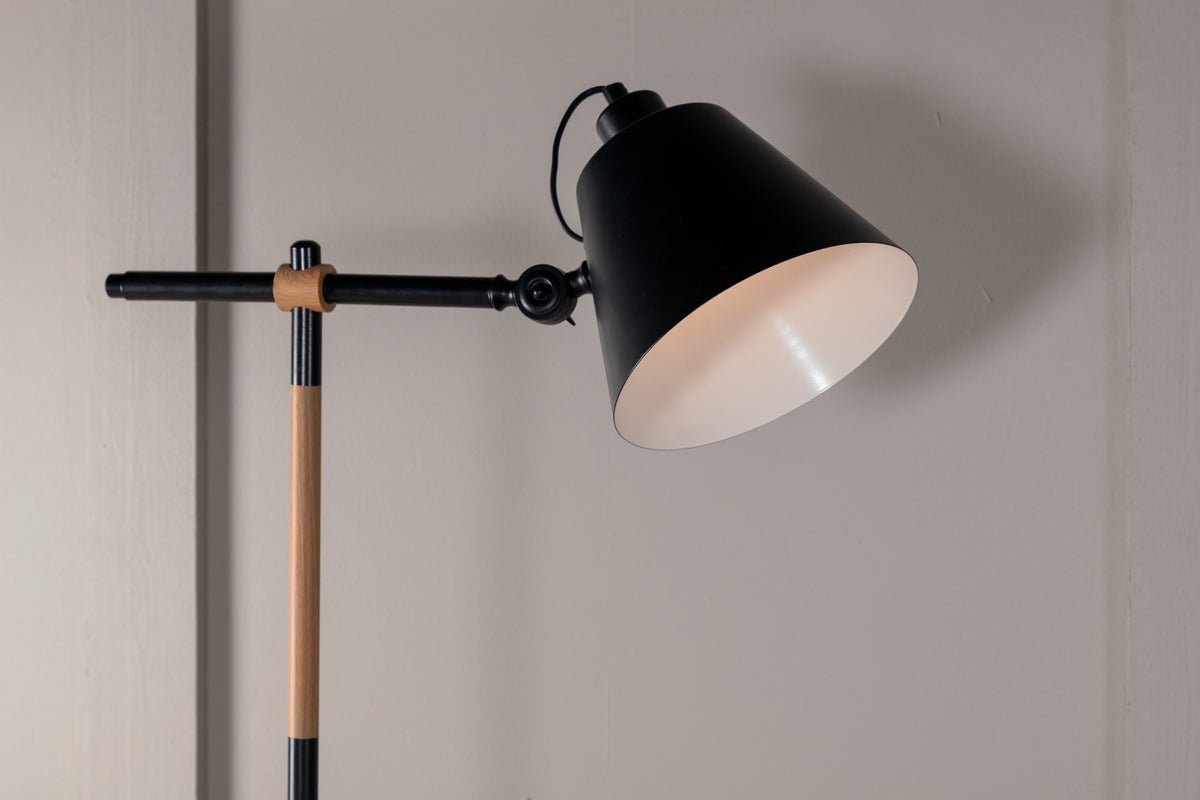 Staande lamp „Grimming“ – rustige zwarte helderheid met houten details