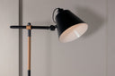 Vloerlamp Grimming – rustige zwarte helderheid met houten details