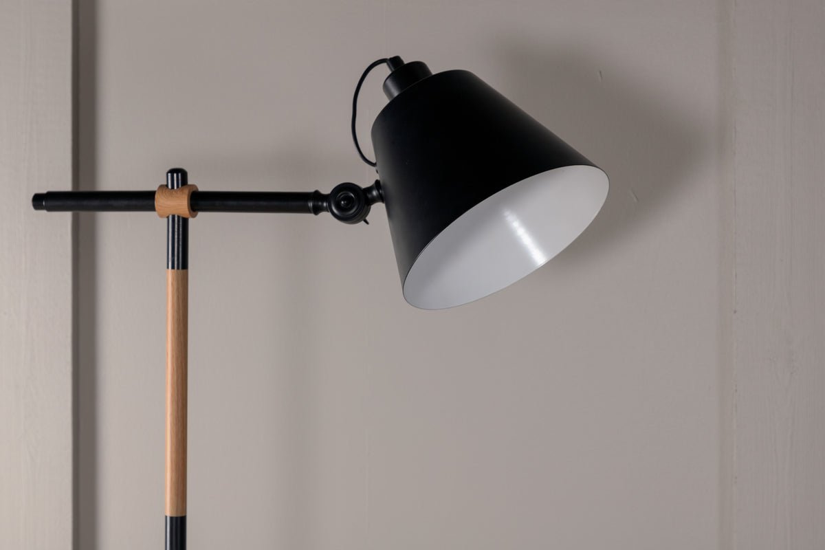 Staande lamp „Grimming“ – rustige zwarte helderheid met houten details