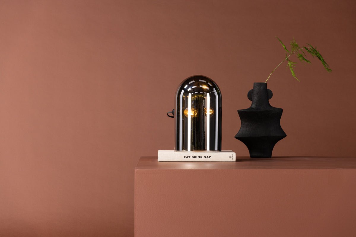 Tafellamp „Jasmin“ – Ronde vormen en rookglas met spiegelende werking