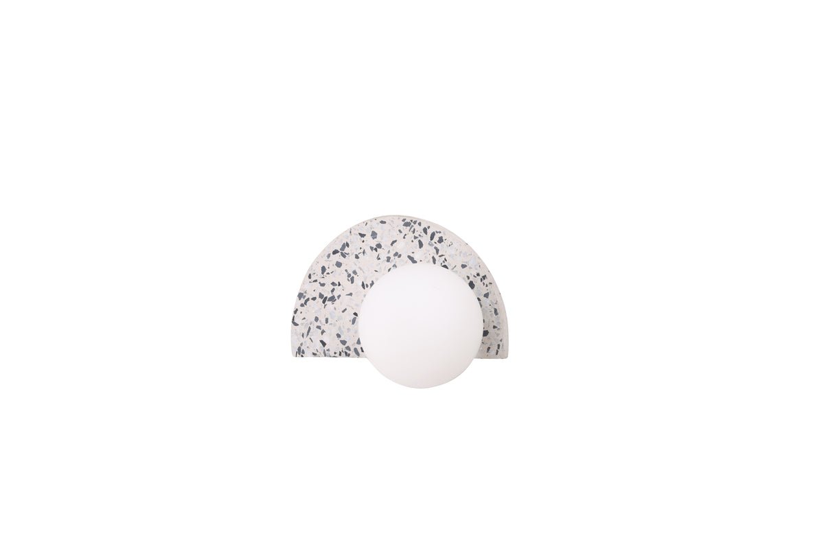 Wandlamp „Abigail" – Van terrazzo met witte glazen kap