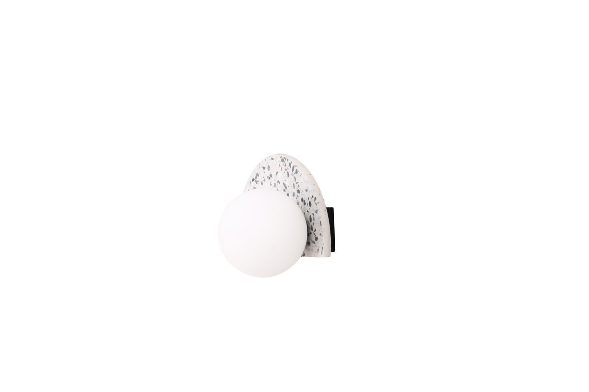 Wandlamp „Abigail" – Van terrazzo met witte glazen kap