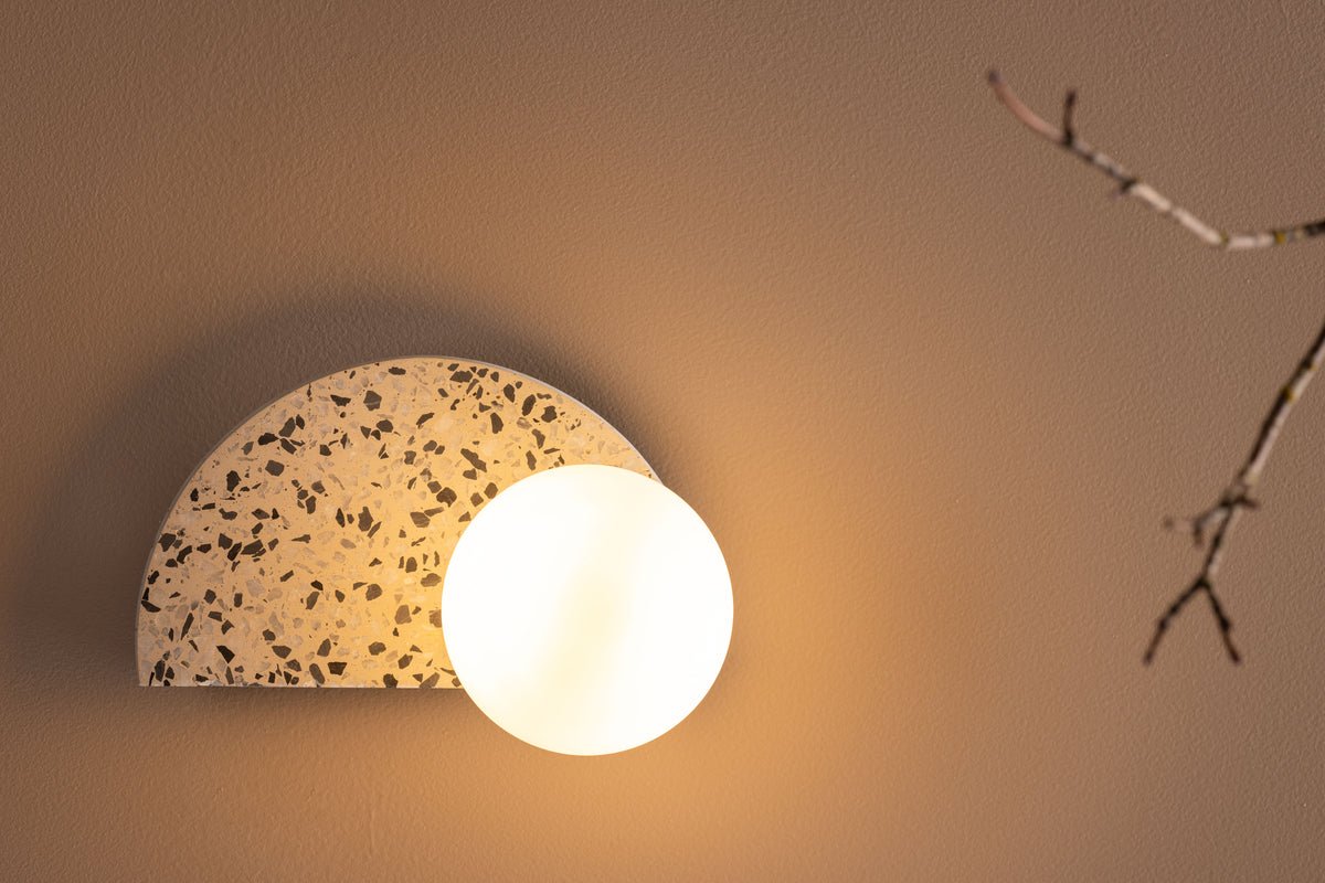 Wandlamp „Abigail" – Van terrazzo met witte glazen kap