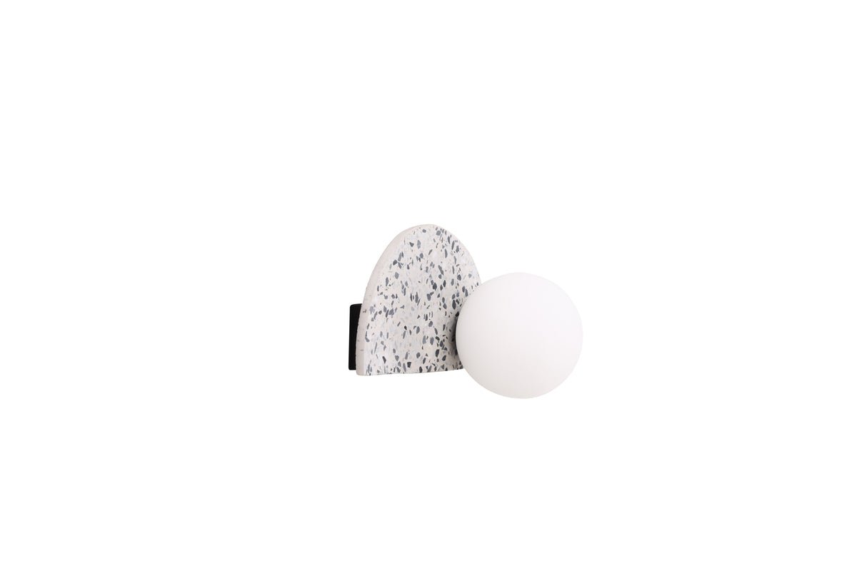 Wandlamp „Abigail" – Van terrazzo met witte glazen kap