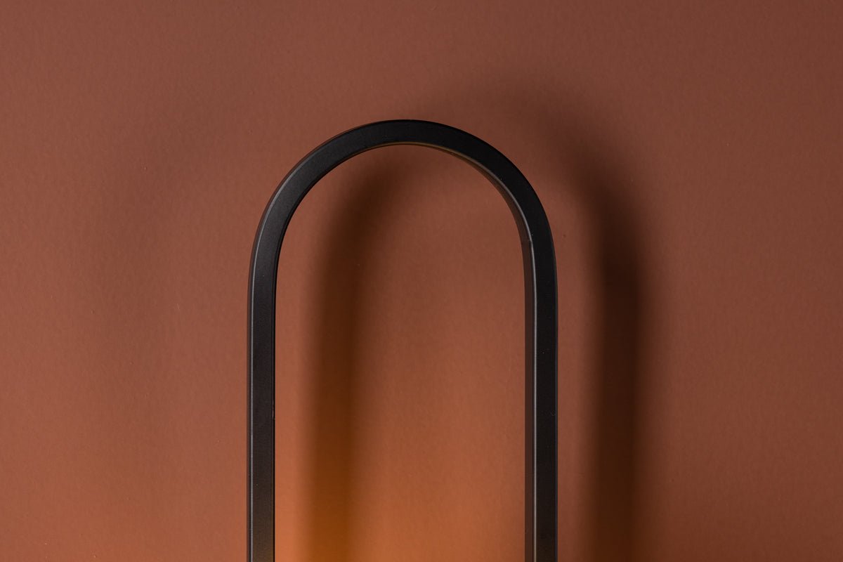 Wandlamp „Alpin" – Zwarte ovale ijzeren beugel en witte glazen kap