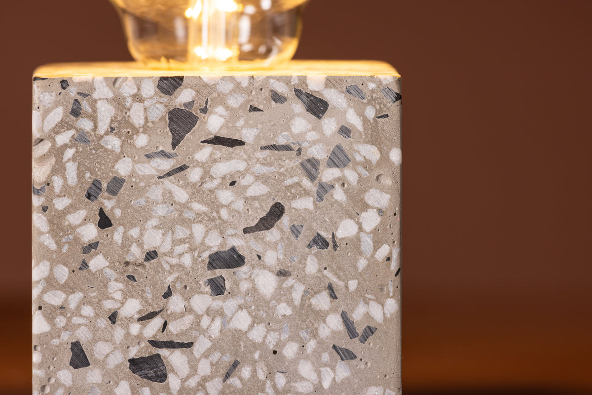 Tafellamp „Ricardo“ – Noorders design met terrazzo-voet in kubusvorm