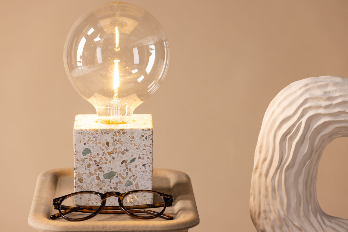 Tafellamp „Ricardo“ – Noorders design met terrazzo-voet in kubusvorm