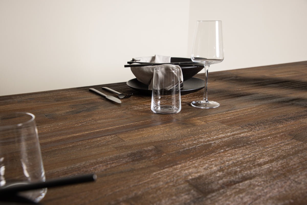 Eettafel Waiora - met rustiek teakhouten blad voor een warme sfeer