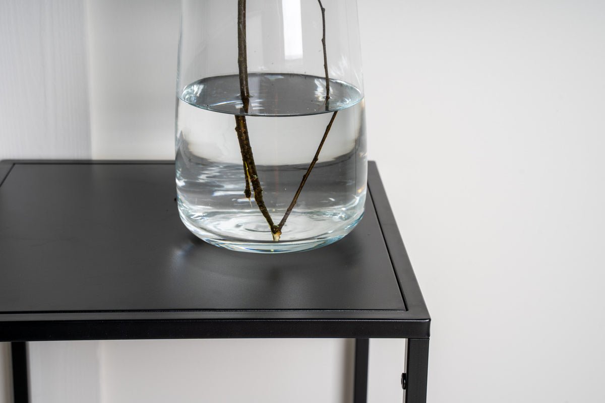 Bijzettafel Konsti – in twee maten in Wit & Zwart