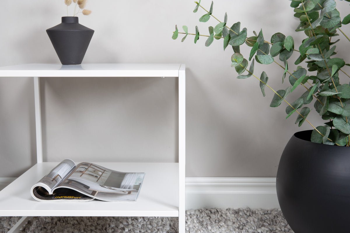 Bijzettafel Konsti – in twee maten in Wit & Zwart