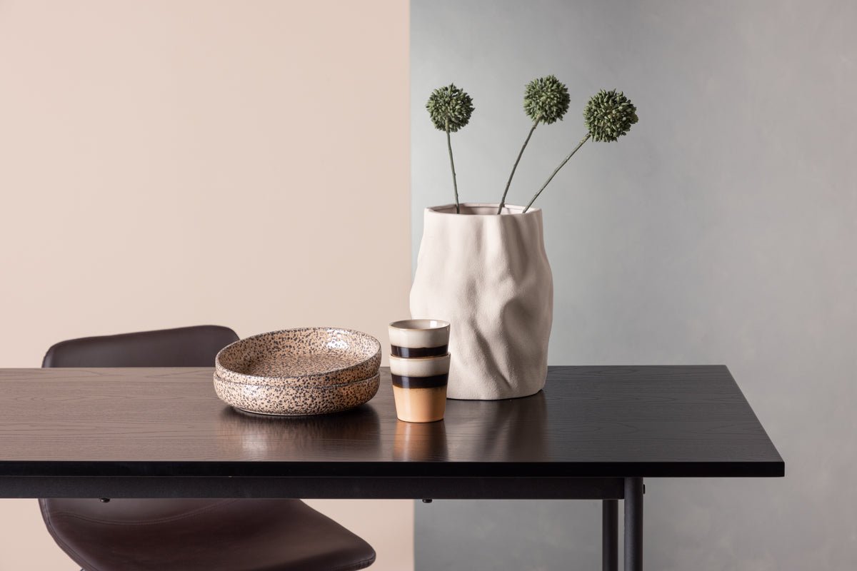 Eettafel Maiko - met strakke lijnen en zwarte afwerking