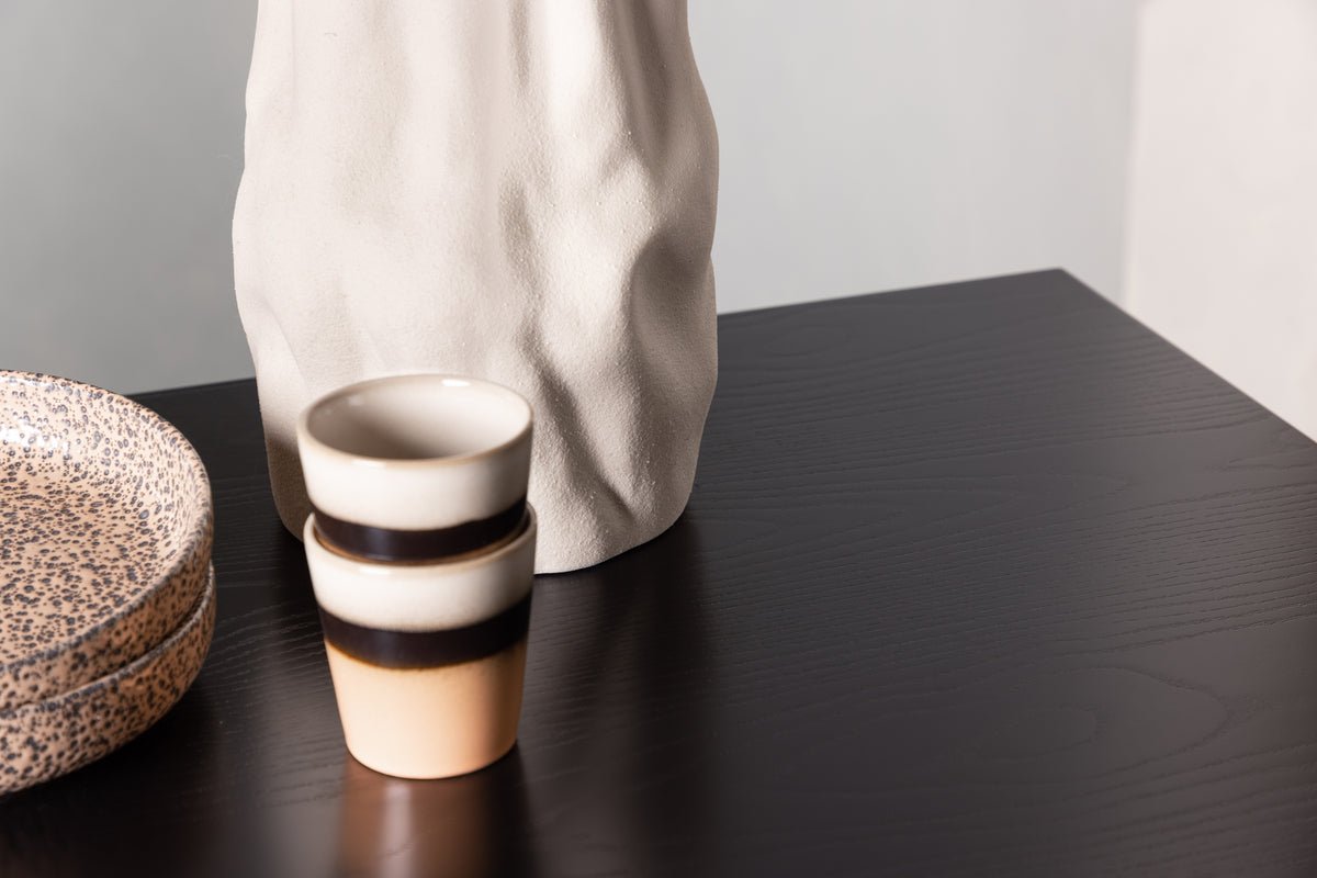 Eettafel Maiko - met strakke lijnen en zwarte afwerking