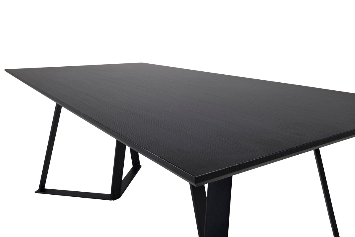 Eettafel Waka - de decoratieve metalen poten zetten een stijlvolle accent