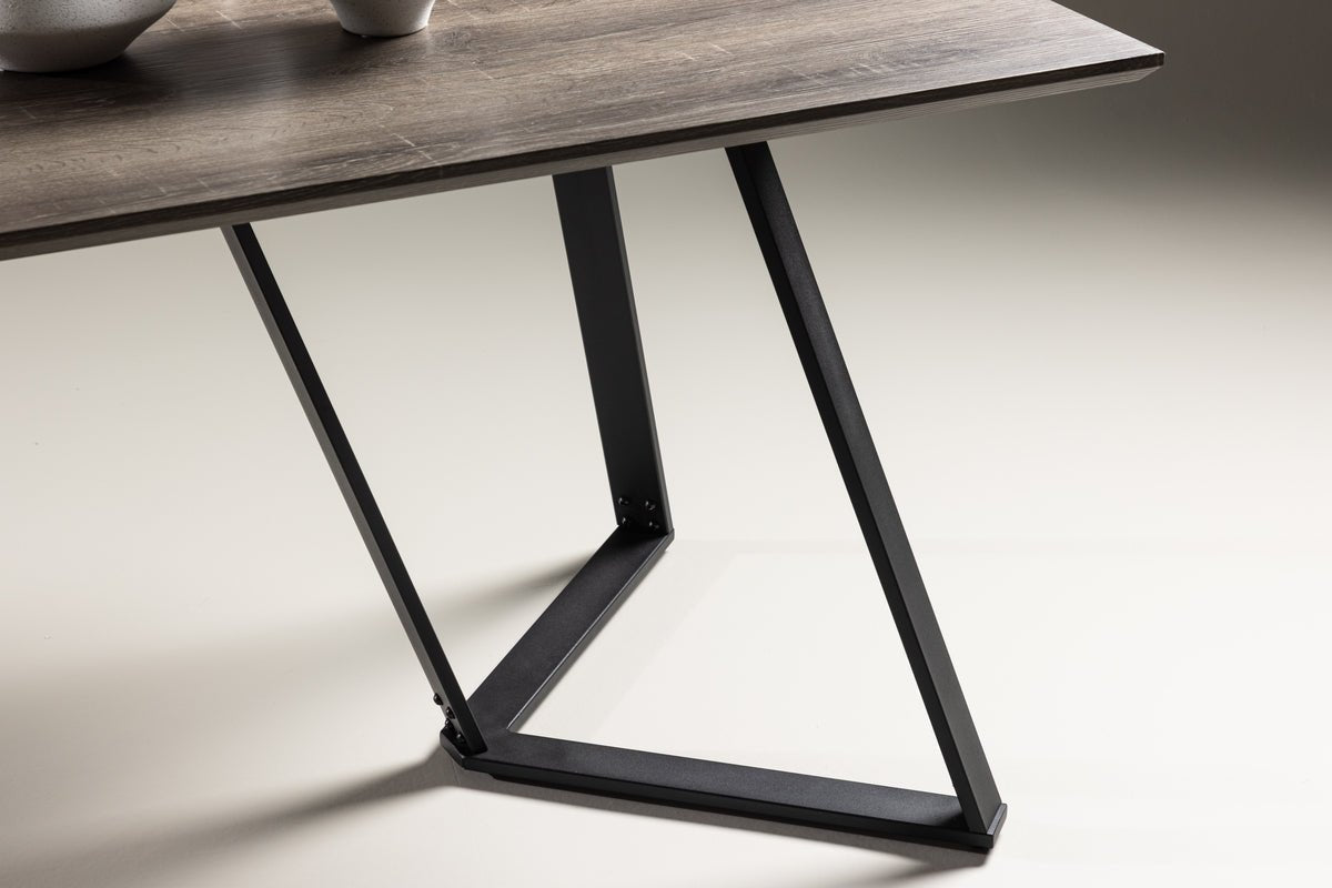 Eettafel Waka - de decoratieve metalen poten zetten een stijlvolle accent