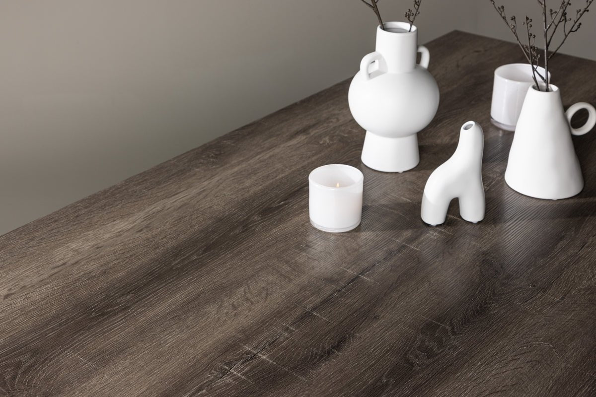 Eettafel Waka - de decoratieve metalen poten zetten een stijlvolle accent