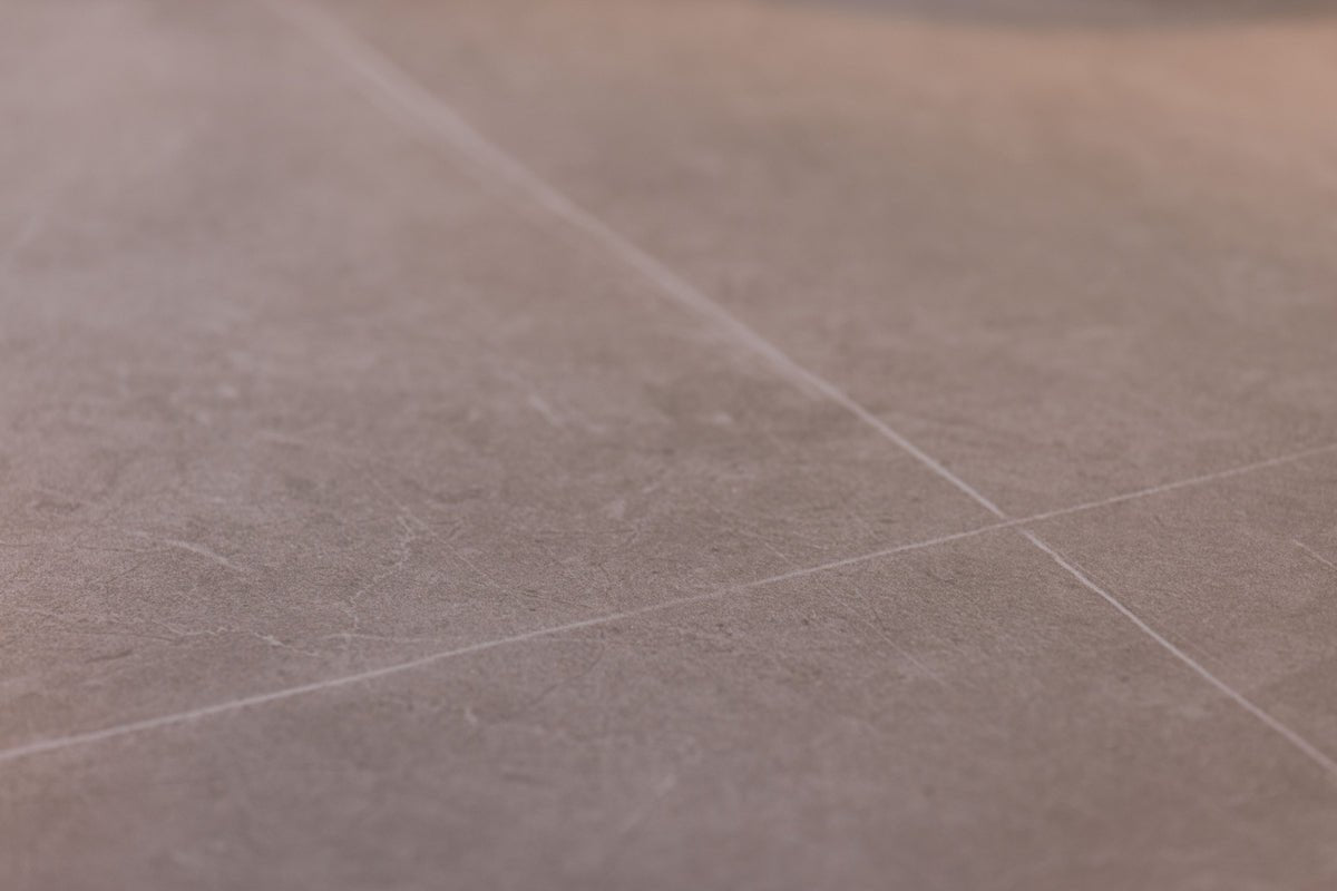 Eettafel Tahiri – een ronde eettafel met een luxueus karakter en natuurlijke elegantie