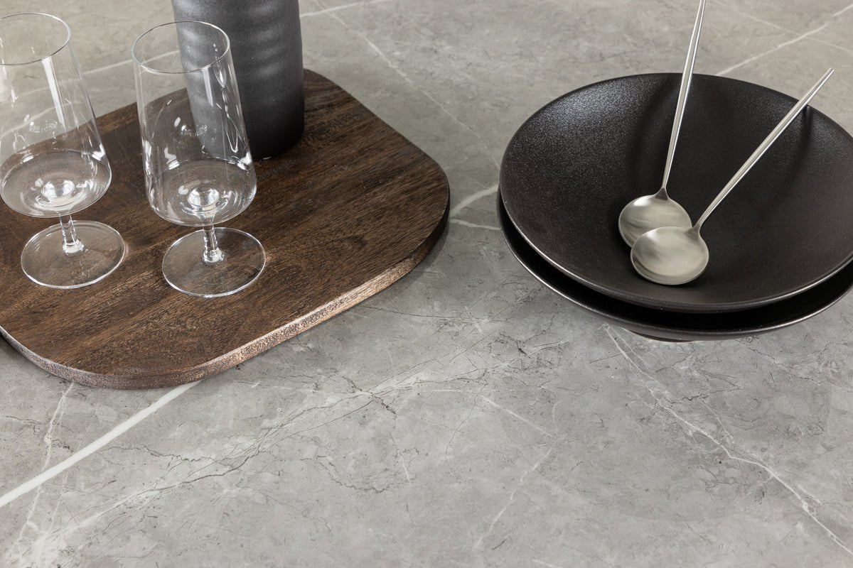 Eettafel Justin - ronde eettafel van essenhout in mokka met glazen blad
